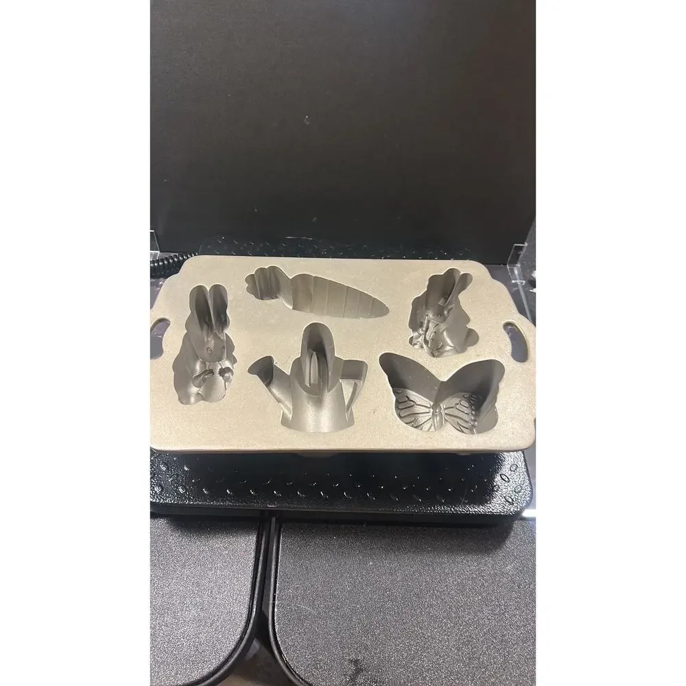 Williams Sonoma Spring/Easter Cakelet Pan